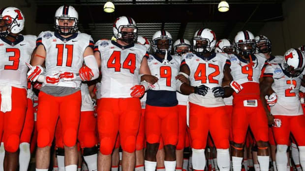 Illinois looks for stability in interim coach Bill Cubit; UCLA's new QB impresses teammates